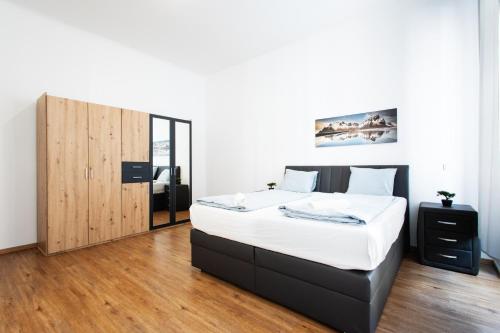 维也纳Siebert16的一间卧室设有一张大床和一扇木门