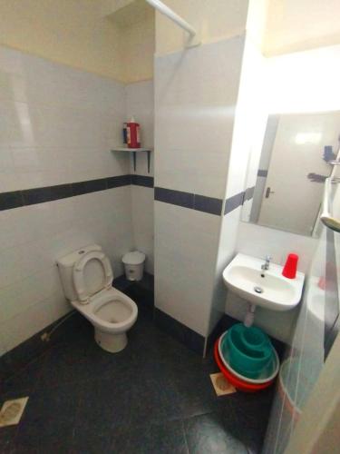 纳库鲁pgs plaz的一间带卫生间和水槽的小浴室