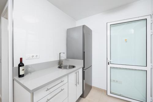 普拉亚布兰卡Villa Beyond的白色的厨房配有水槽和冰箱