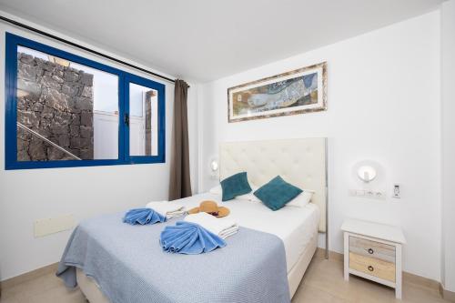 普拉亚布兰卡Villa Beyond的一间卧室设有两张床和窗户。
