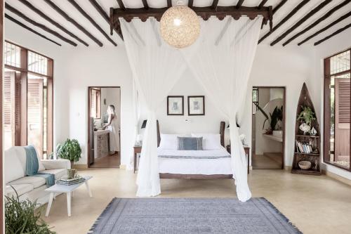 基利菲Tarangau Retreat的一间卧室配有一张白色天蓬床