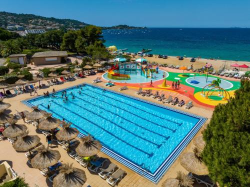 波尔蒂乔玛丽娜万岁韦瓦俱乐部酒店的享有度假村游泳池的顶部景致