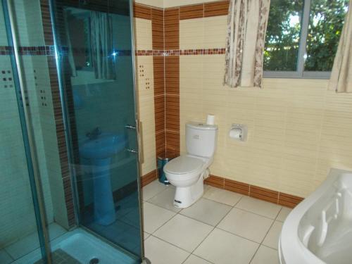 Waterfalls hotel (Lusaka)的一间浴室