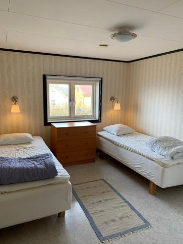 ÄleklintaÄleklinta Gård的一间卧室设有两张床和窗户。