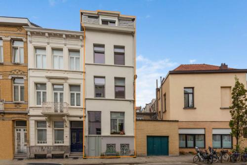 安特卫普J1 - Urban studio in Antwerp的在其他建筑前面的高大的白色建筑
