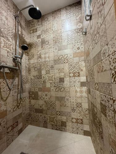 卡拉瓦卡·德·拉·克鲁斯Apartamento Irene 2的一间带淋浴的浴室和瓷砖墙