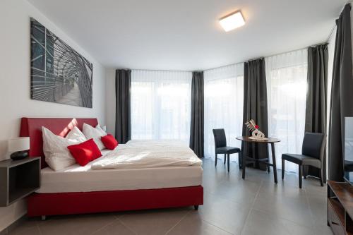 格拉茨Grazora Living Apartments的卧室配有一张床和一张桌子及椅子