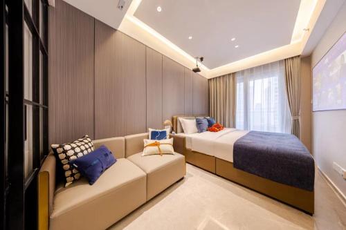 深圳卓越国际公寓（会展中心店）的酒店客房,设有两张床和一张沙发
