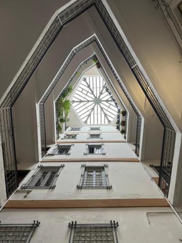 萨沃纳Noliday Savona Center Art Deco Apartment的从带窗户的房间的顶层欣赏美景