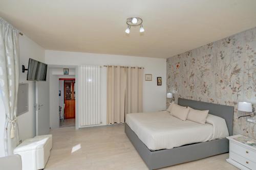 斯卡拉Il Paradiso sul Mare Apartment的一间卧室配有一张床和一张带花卉壁纸的墙壁