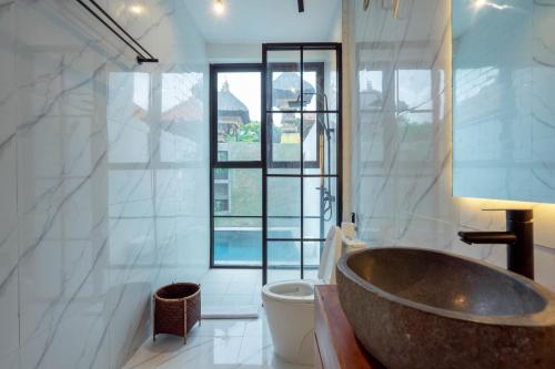 塞米亚克The Lavana Seminyak Loft 360 - 1 Bedroom Villa with Private Pool的带浴缸、卫生间和窗户的浴室