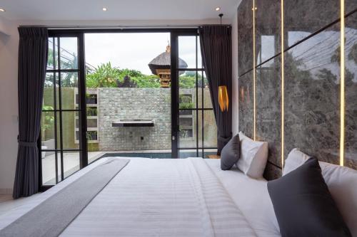 塞米亚克The Lavana Seminyak Loft 360 - 1 Bedroom Villa with Private Pool的一间卧室设有一张大床和一个大窗户