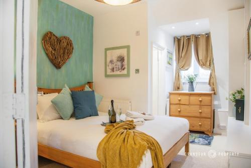 伯恩茅斯Lovely 1bed Suite close to Beach and with Parking - Sky View Suite的卧室配有一张位于墙上的床铺。