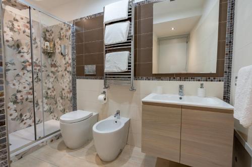 斯卡拉Il Paradiso sul Mare Apartment的浴室配有卫生间、盥洗盆和淋浴。