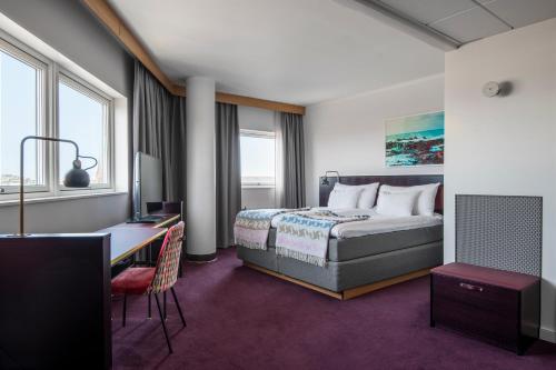 马尔默Quality Hotel The Mill的卧室配有一张床、一张书桌和窗户。