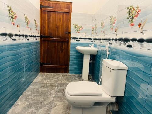 阿鲁甘湾Baywatch Arugambay的一间带卫生间和水槽的浴室