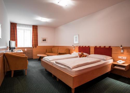 博尔扎诺菲戈*** S酒店的酒店客房,配有床和沙发