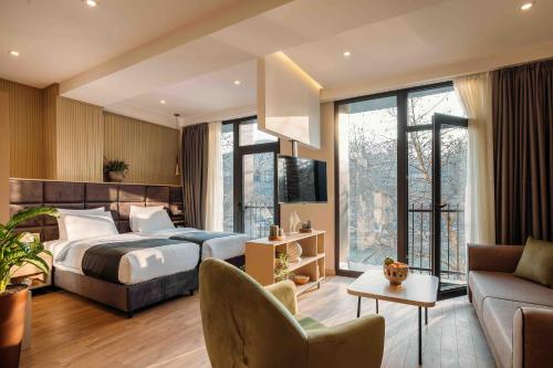 第比利斯Hotel Monday by DNT Group的酒店客房,配有床和沙发