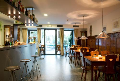 博尔扎诺菲戈*** S酒店的一间带桌椅的餐厅和一间酒吧