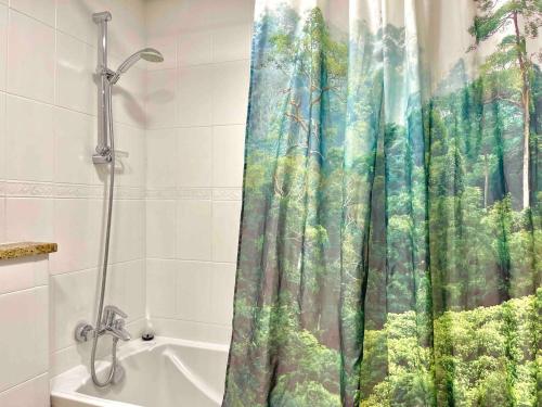 迪拜Urban Oasis Duplex Loft Wabundant Natural Light的一间带森林淋浴帘的浴室
