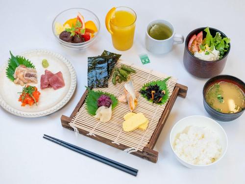 京都京都站宜必思尚品酒店的餐桌上摆放着食物和饮料