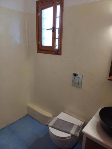 帕罗奇亚斯可一室公寓式酒店的一间带卫生间和窗户的浴室