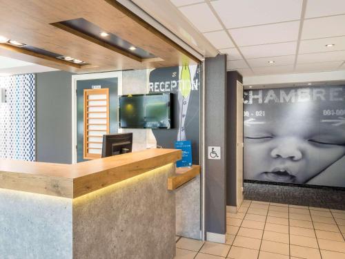 桑利斯桑利斯宜必思快捷酒店的医院里的一个等候区,墙上有婴儿