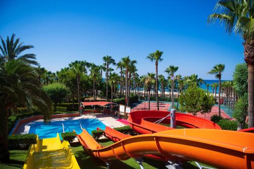 锡德Miramare Beach Hotel - Ultra All Inclusive的一个带橙色滑梯和游泳池的水上公园