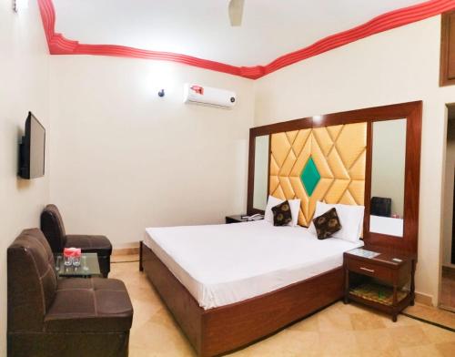 卡拉奇Gulshan Palace Near Millennium Mall Agha khan Hospital Airport Karachi的一间卧室配有一张床和一个沙发