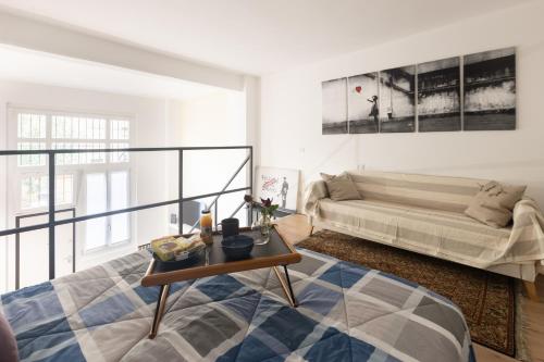 米兰Moderno e Confortevole Loft tra Navigli e Bocconi的客厅配有床和沙发