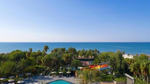 锡德Miramare Beach Hotel - Ultra All Inclusive的享有带游泳池和海洋的度假村的空中景致
