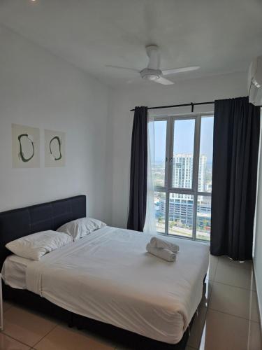 大山脚Metropol Serviced Apartment Bukit Mertajam Perda的一张位于带大窗户的房间内的床铺