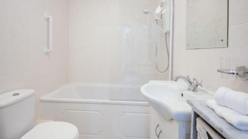 NorhamThe Haven的白色的浴室设有卫生间和水槽。