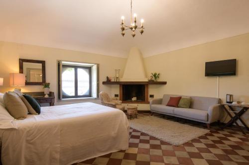 卡塔尼亚Tenuta del Gelso的一间卧室配有一张床、一张沙发和一台电视