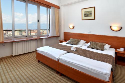 里耶卡奈波德酒店的酒店客房带两张床和窗户