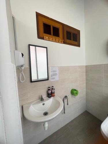 马六甲The Grand Bali Hotel的一间带水槽和镜子的浴室