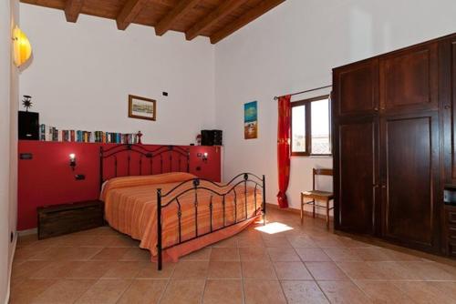 切法卢Terrazza delle mura的一间卧室配有一张红色床头板的床
