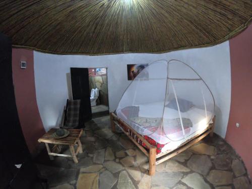 NyakinamaRed Rocks Rwanda - Campsite Guesthouse的房屋内带一张床的客房享有空中景致