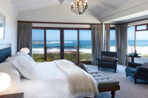 赫曼努斯Schulphoek Seafront House的一间卧室配有一张床,享有海景