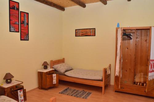 Kneževi VinogradiGuest house Jurini Dvori的一间卧室配有一张床和一个木制橱柜