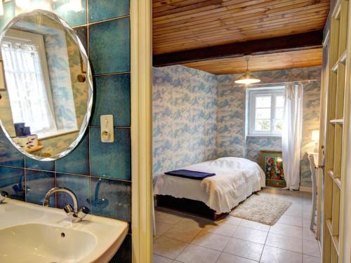 Saint-Alban-les-EauxGîte Saint-Alban-les-Eaux, 7 pièces, 10 personnes - FR-1-496-95的浴室设有床、水槽和镜子