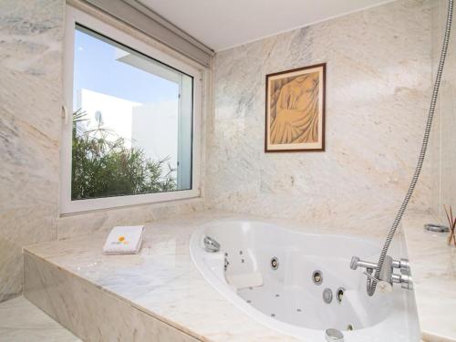 奎特里拉Laguna 25 House - Privat Pool & Games Room & Gym & Jacuzzi的带浴缸的浴室和窗户