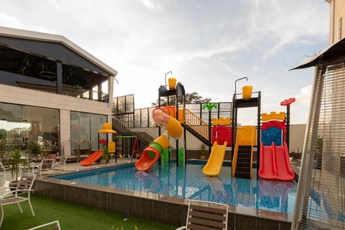 阿尔莎法النخيل رست的一个带滑梯的游乐场的游泳池