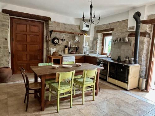 ToanoVilla delle Fonti - Villa with pool的厨房配有木桌和黄色椅子