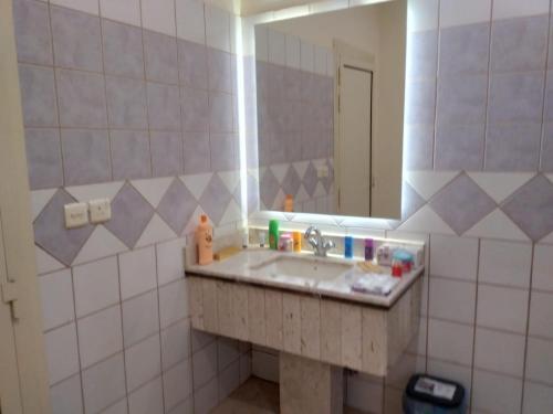 赖斯شقق مساكن ابيات للشقق المخدومة的一间带水槽和镜子的浴室