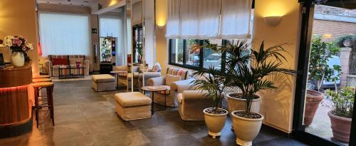 热那亚拉坎佩尼娜酒店的一间沙龙,里面摆放着椅子和植物