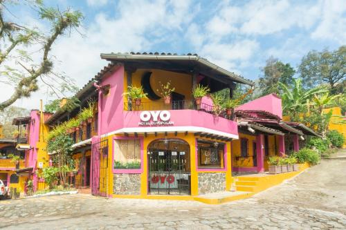 XicoOYO Hotel Coyopolan的街道边的多彩建筑
