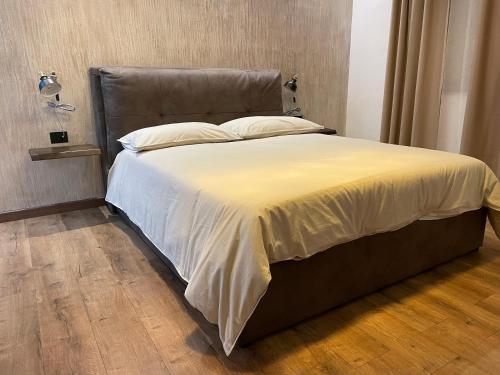 阿格里真托Estia's House的卧室配有一张带白色床单和枕头的大床。