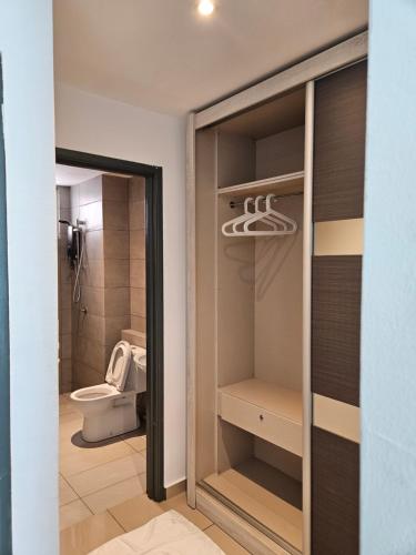 大山脚Metropol Serviced Apartment Bukit Mertajam Perda的一间带卫生间和玻璃门的浴室