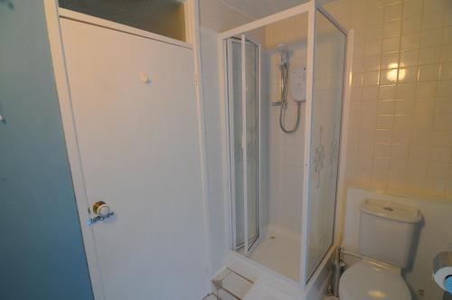 兰戈拉诺格2 Castle Hall Llangrannog的带淋浴和卫生间的白色浴室
